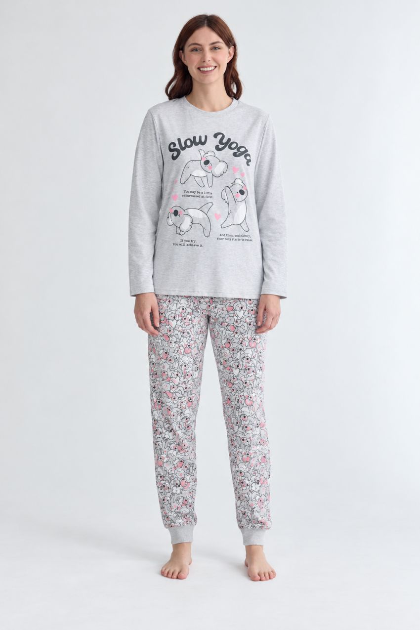 Pijama de mujer gris jaspeado con camiseta Slow Yoga de koalas y corazones rosas, y pantalón estampado a juego con puños.