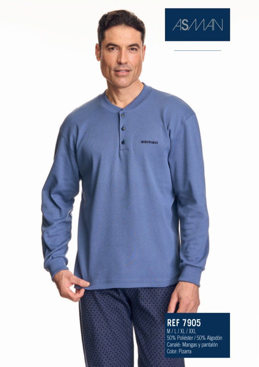 Pijama largo de hombre Asman, referencia 7905, con camiseta lisa de color pizarra, tapeta de tres botones, logotipo bordado y pantalón largo de estampado geométrico.