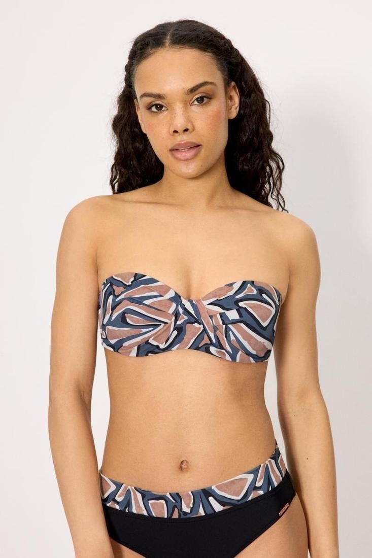 83300Top bikini bandeau con aro y con relleno. Tirantes desmontables anudados al cuello. Opción sin tirantes. Diseño estampado. Combínalo con una braga de bikini a conjunto para un look completo.