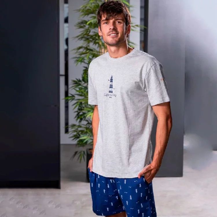 Pijama hombre Privata PV26327 de verano confeccionado en 100% algodón con camiseta estampada y pantalón corto coordinado.