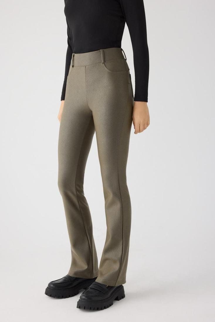 Leggings acampanados efecto piel con diseño push up Ysabel Mora, referencia 70467.