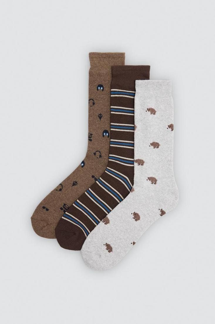 Calcetines térmicos de hombre Ysabel Mora 22114 en marrón y gris claro, con estampados de osos, rayas y pequeños motivos.