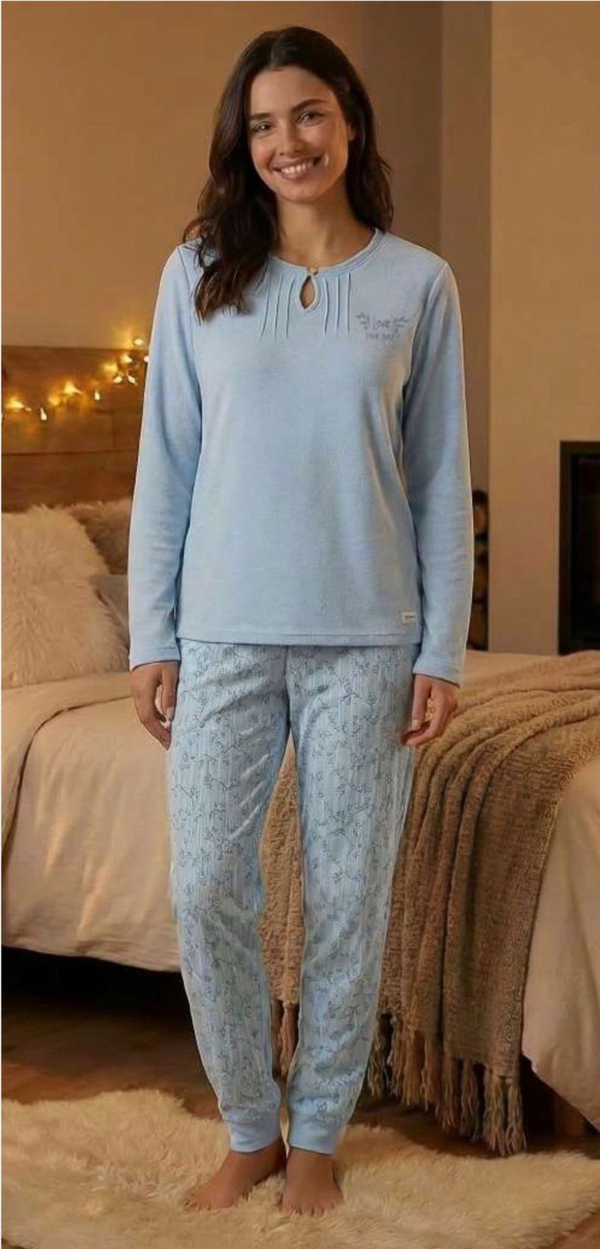 Pijama de mujer 8666 al por mayor, confeccionado en algodón y poliéster, con camiseta azul claro de manga larga y pantalón estampado con puños.
