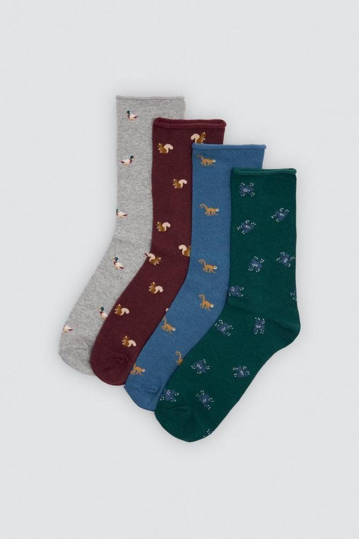 Calcetines de hombre sin puño Ysabel Mora 22111 en gris claro, burdeos, azul y verde oscuro, con pequeños estampados de animales.