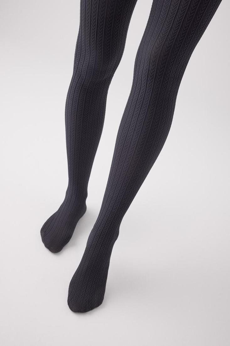 Panty tupido negro de 50 DEN para mujer de Ysabel Mora, referencia 16652, con textura de efecto acanalado y puntera invisible. Disponible en tallas M, L y XL.