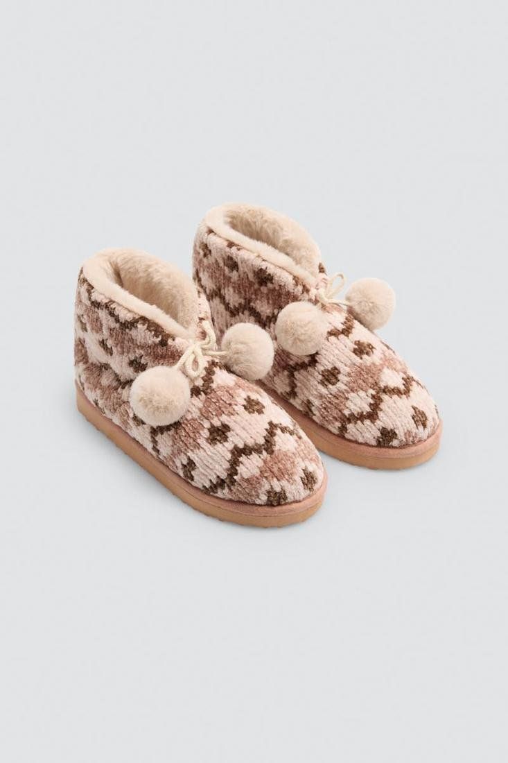 Botas de casa para mujer Ysabel Mora 14194 con estampado beige y marrón, pompones claros en la parte delantera y borde con acabado de pelo.